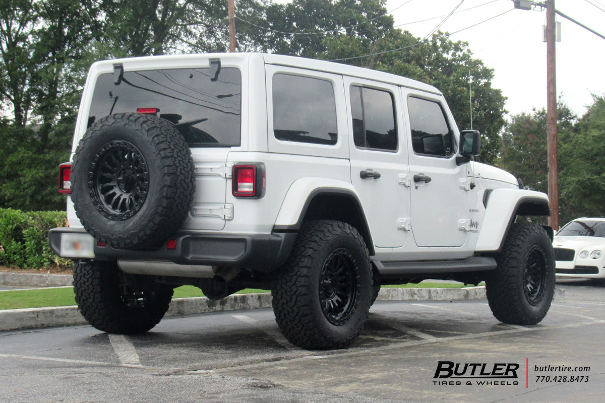 Jeep Wrangler with 18in Fuel Rincon Wheels
