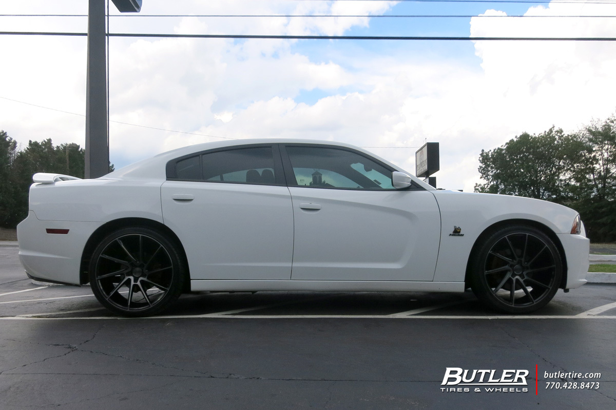 Dodge Charger with 22in Savini BM15 Wheels