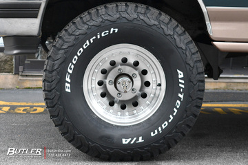 Ford Bronco with 17in American Racing Outlaw Wheels