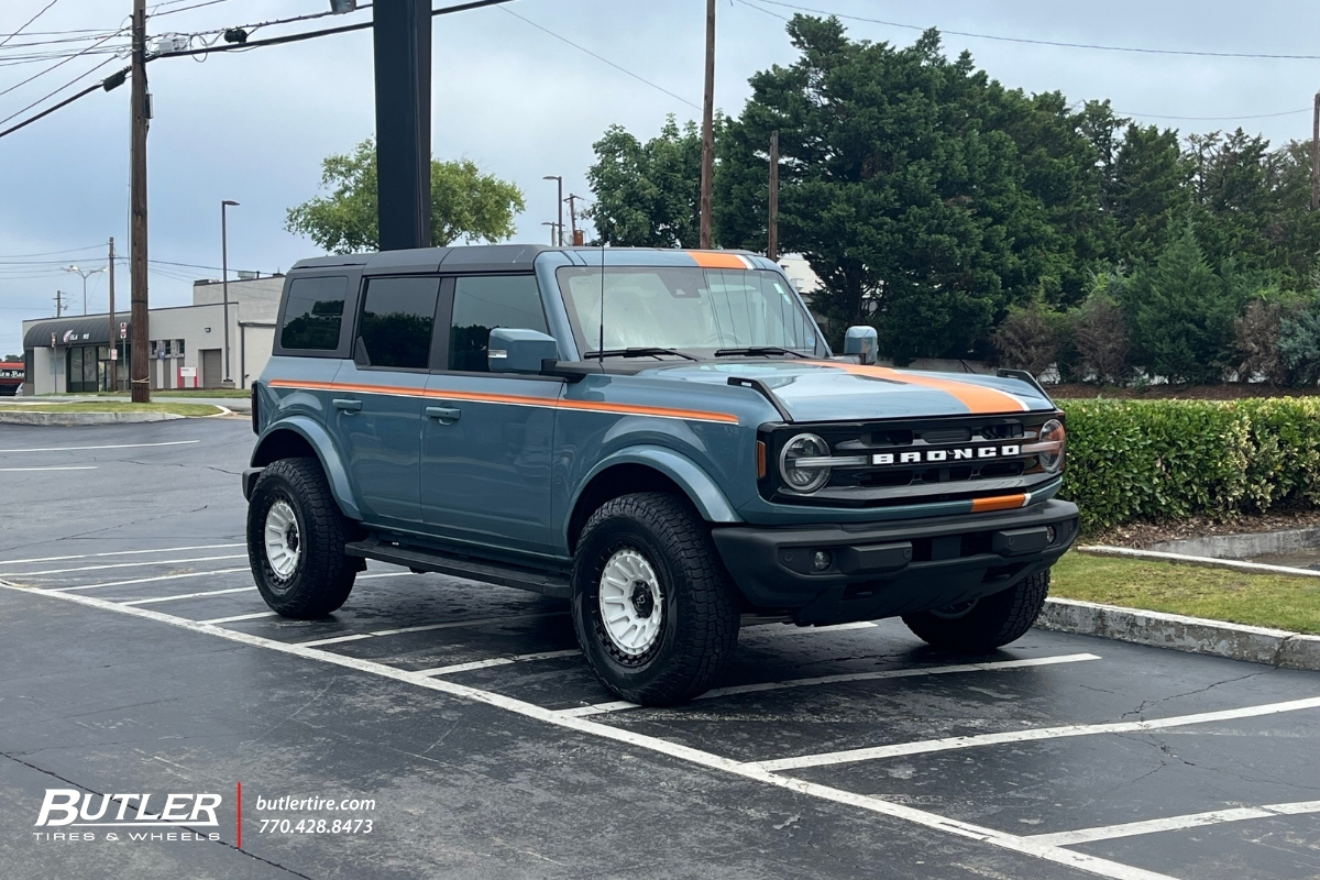 Ford Bronco with 18in Black Rhino Barrage wheels and Cooper Discoverer Road+Trail AT tires