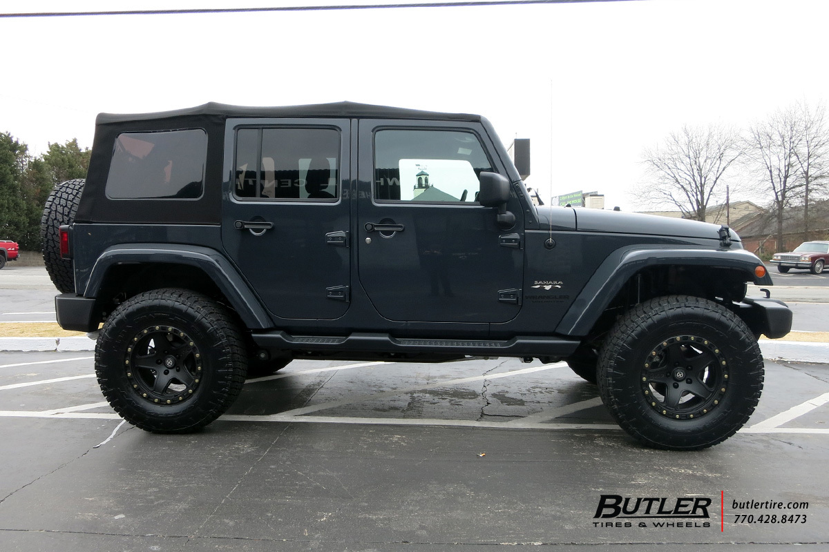 Jeep Wrangler with 17in ATX 194 Wheels