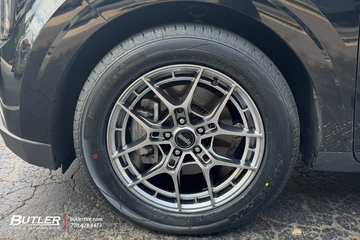 Kia Carnival with 18in Moda Wheels