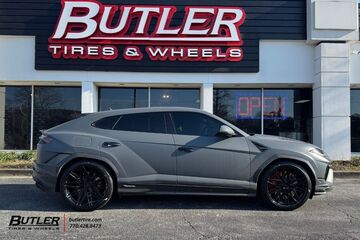 Lamborghini Urus with 23in Vossen HF7 Wheels