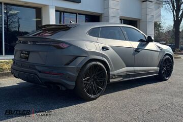 Lamborghini Urus with 23in Vossen HF7 Wheels