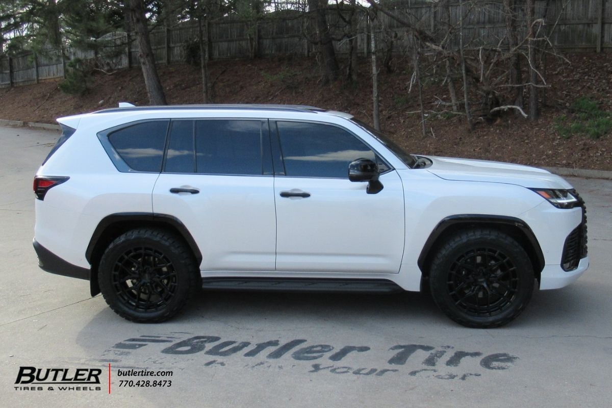 Lexus LX700 with 22in Vossen HFX-1 Wheels