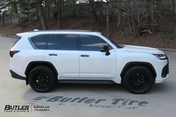 Lexus LX700 with 22in Vossen HFX-1 Wheels