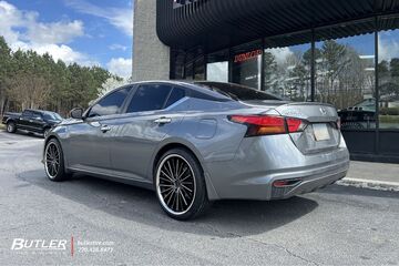 Nissan Altima with 20in Ravetti M14 Wheels