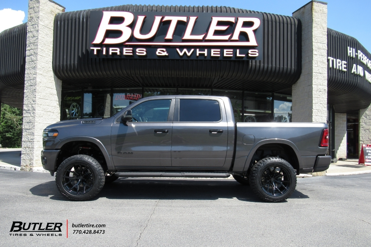 Ram 1500 with 22in Vossen HF6-4 Wheels