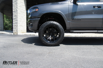 Ram 1500 with 22in Vossen HF6-4 Wheels