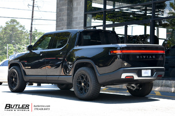 Rivian R1T with 20in 4Play 4PF6 Wheels