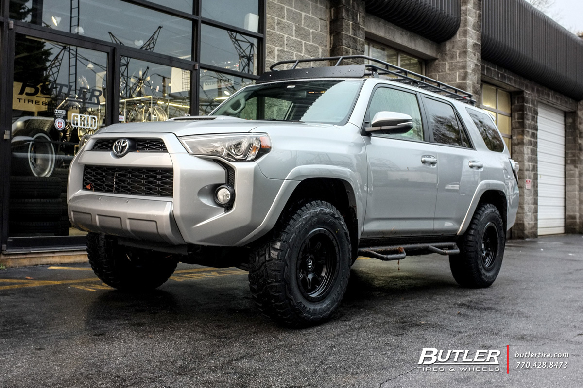 Toyota 4Runner with 17in Fuel JM2 Wheels