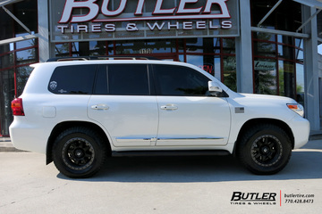 Toyota Land Cruiser with 18in Fuel Trophy Wheels